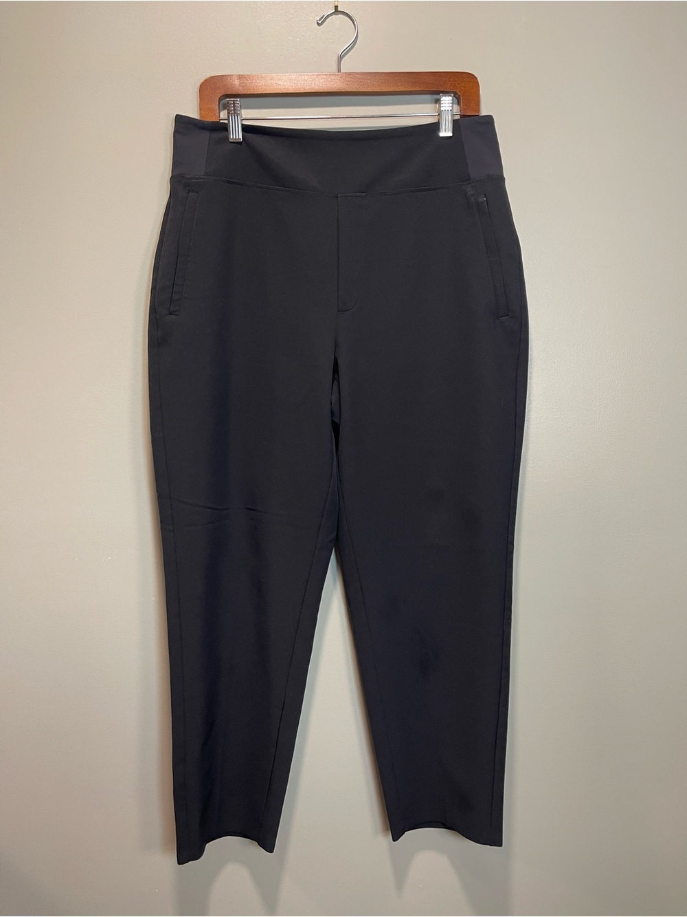 Athleta Women’s Black Size 12 Tapered Pull-On Pants